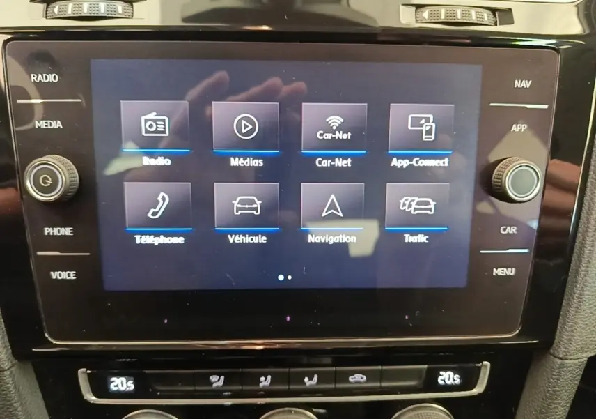 Écran tactile central de la Volkswagen Golf 1.0 TSI 115 bleu, affichant le menu multimédia et navigation.