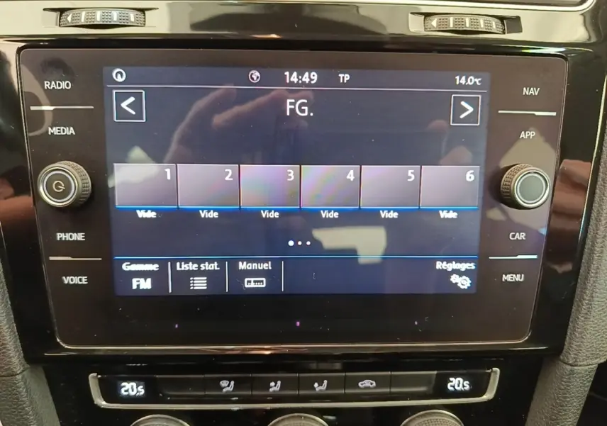 Écran tactile central de la Volkswagen Golf 1.0 TSI 115 BVM6 IQ.DRIVE 2020 avec commandes climatisation et boutons multifonctions.