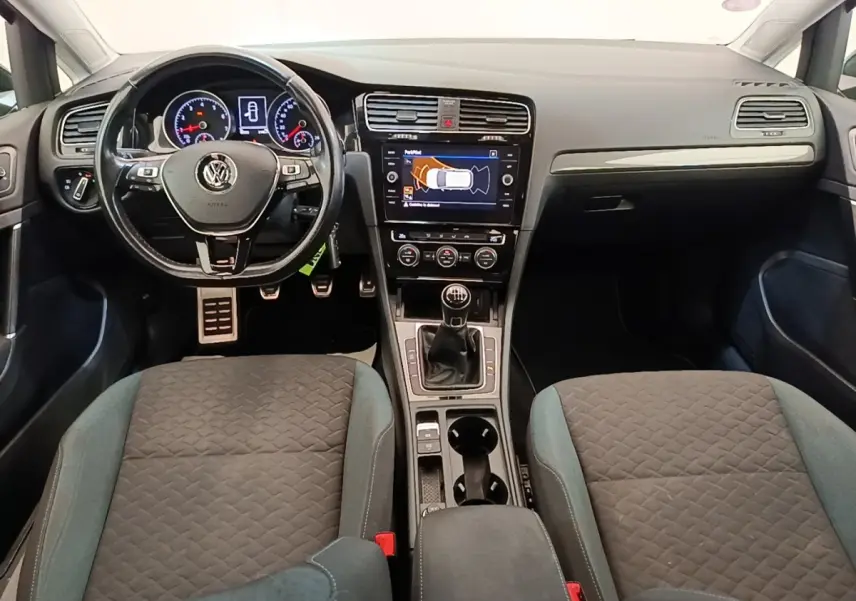 Vue intérieure avant de la Volkswagen Golf 1.0 TSI 115 BVM6 IQ.DRIVE 2020, volant cuir multifonctions et écran tactile central.