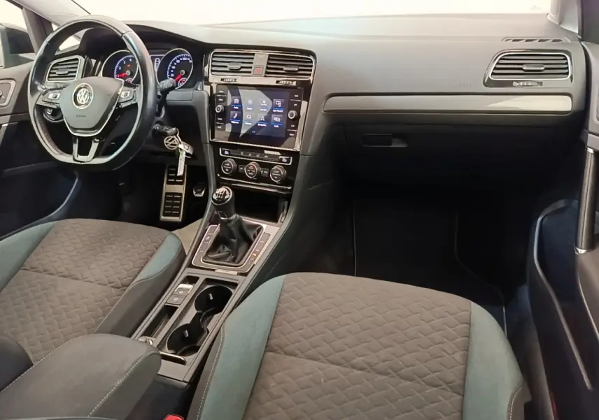 Vue intérieure avant de la Volkswagen Golf 1.0 TSI 115 BVM6 avec volant cuir multifonctions et écran tactile central.