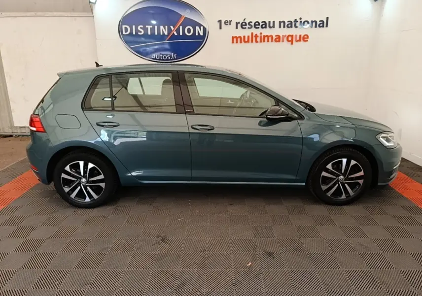 Vue de profil côté gauche d'une Volkswagen Golf 1.0 TSI bleu, avec jantes alliage et rétroviseurs noirs.