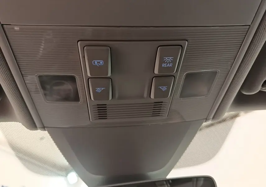 Vue en gros plan du plafonnier intérieur de la Volkswagen Golf bleu 2020 avec commandes d’éclairage et ventilation.