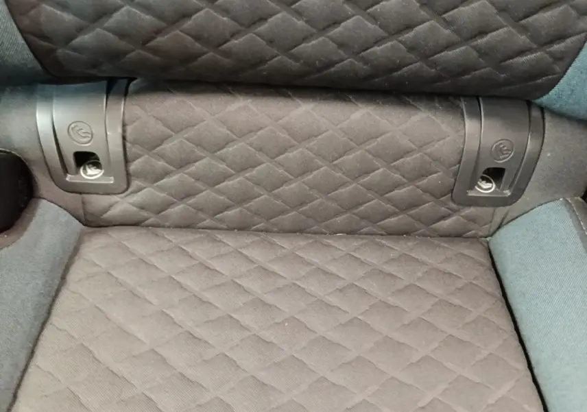 Gros plan sur la banquette arrière en tissu gris à motif losange de la Volkswagen Golf 1.0 TSI 115 BVM6 IQ.DRIVE.