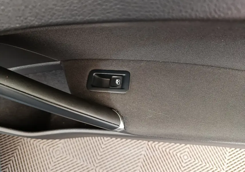 Bouton de verrouillage de porte sur la garniture intérieure noire d'une Volkswagen Golf 2020, vue en gros plan.