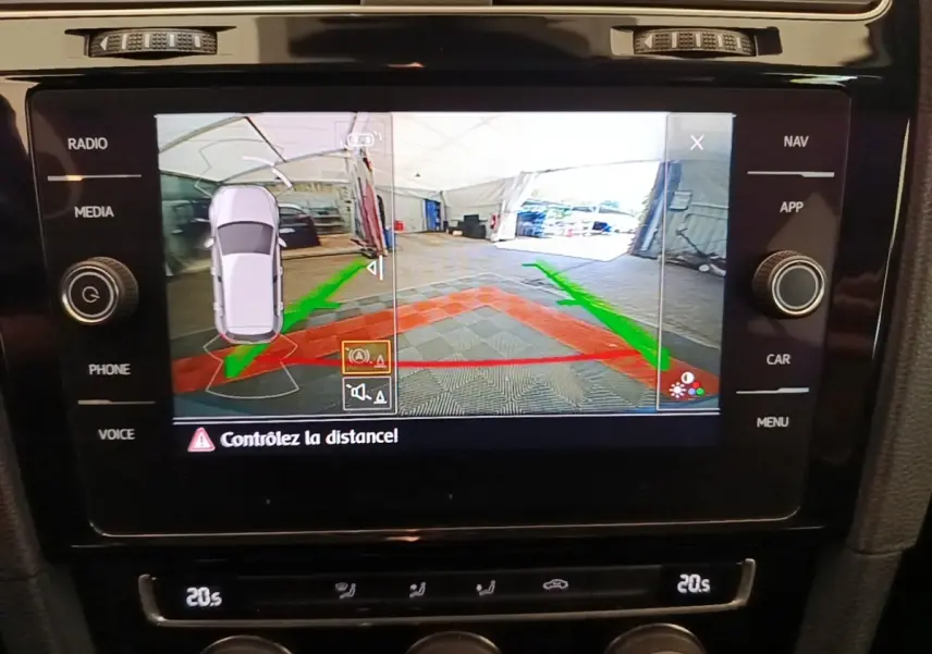 Écran tactile central de la Volkswagen Golf 2020 montrant la caméra de recul avec guidage de trajectoire coloré.