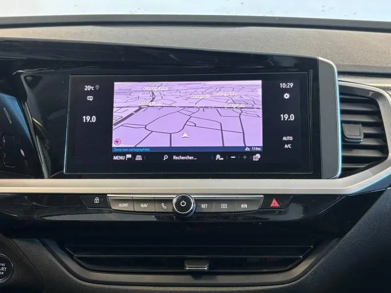 Écran tactile central affichant la navigation dans l'habitacle noir du Opel Grandland Ultimate 2022