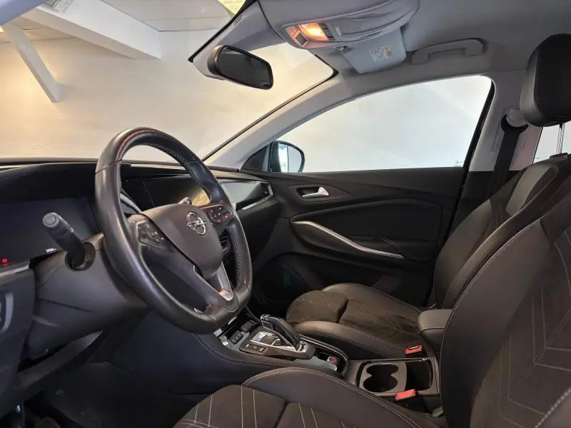 Intérieur noir de l'Opel Grandland 1.2 Turbo 130ch Ultimate, vue côté conducteur avec volant cuir multifonction et sièges Alcantara.