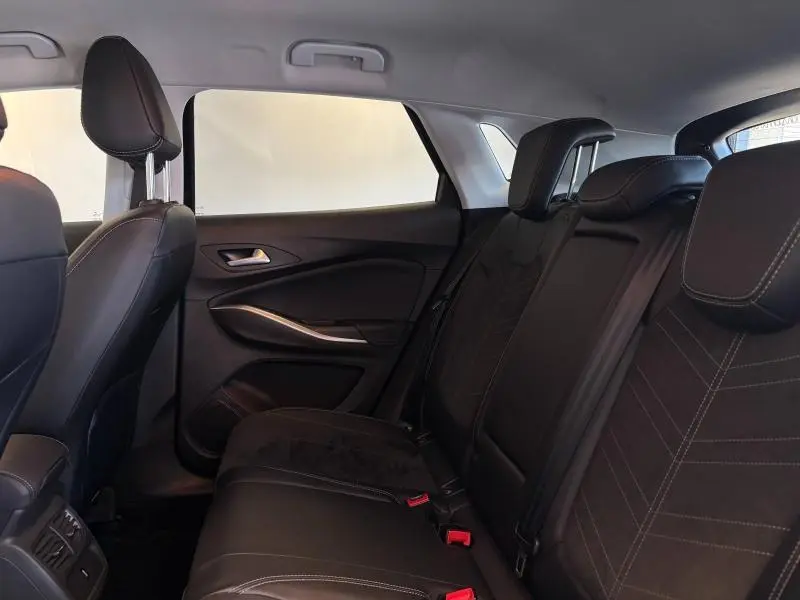 Vue latérale droite de l'intérieur arrière noir Alcantara et cuir de l'Opel Grandland Ultimate 2022 avec sièges et appuie-têtes visibles.