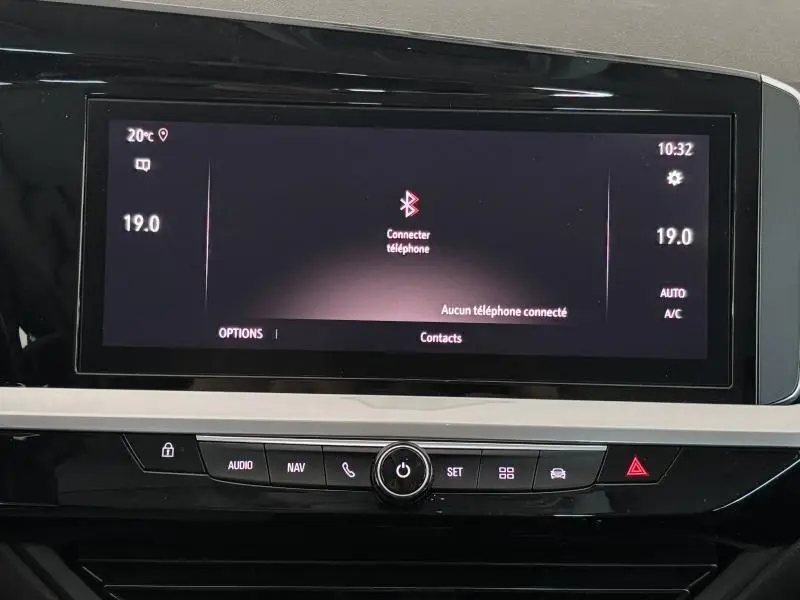Écran tactile central du tableau de bord de l'Opel Grandland noir, affichant la connexion Bluetooth et commandes audio.