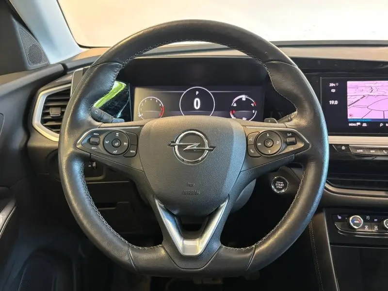 Vue frontale du volant cuir multifonction noir de l'Opel Grandland 1.2 Turbo avec tableau de bord numérique et écran tactile GPS.