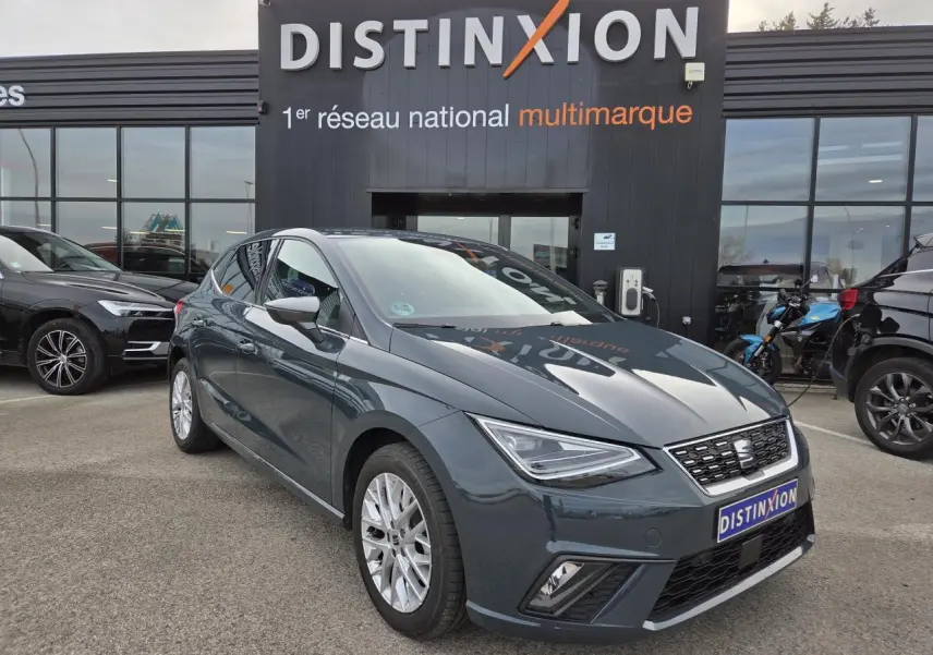SEAT Ibiza 2025 bleu Fjord vue 3/4 avant droit avec phares LED et jantes alliage 16 pouces