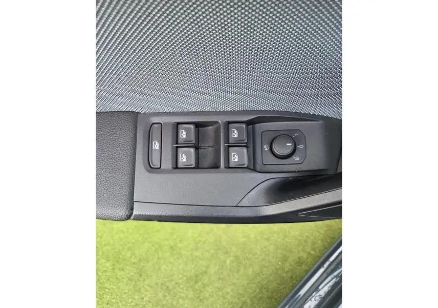 Panneau de commandes des vitres et des rétroviseurs côté conducteur de la SEAT IBIZA Bleu Fjord 2025.