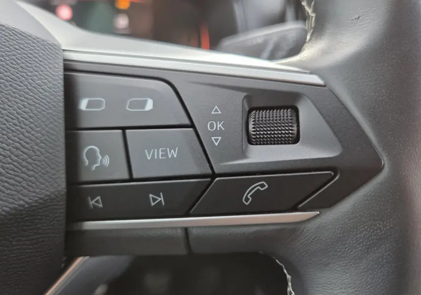 Gros plan sur les commandes multifonctions du volant côté gauche de la SEAT IBIZA 2025, finition Xcellence.