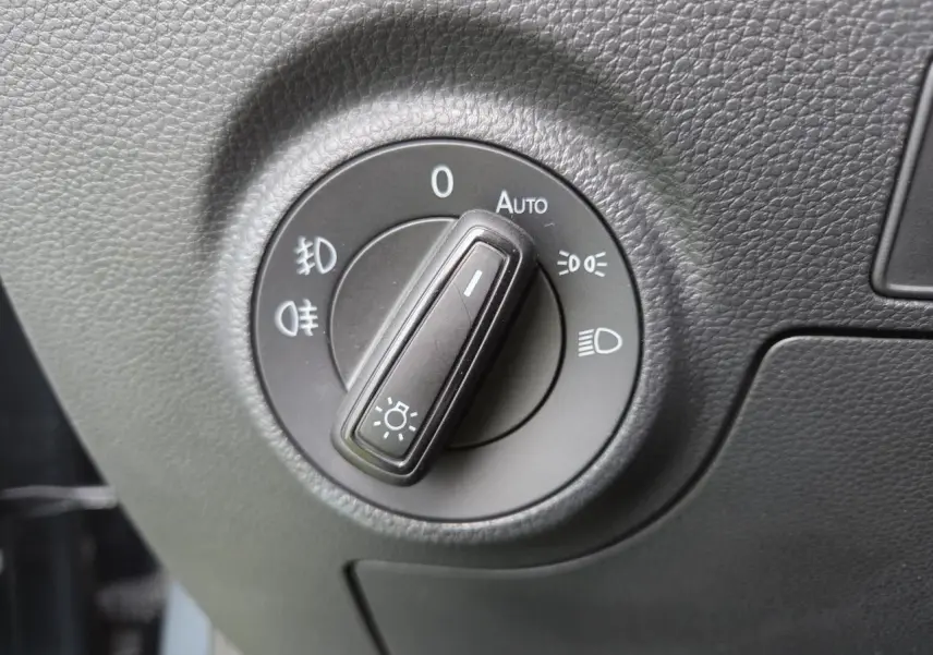 Gros plan sur la molette de commande des phares dans l'habitacle d'une SEAT IBIZA 2025.