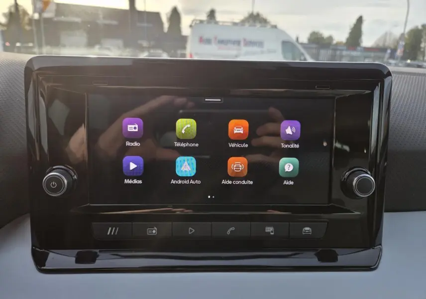 Écran tactile central du système MediaSystem+ de la SEAT Ibiza 2025 affichant les icônes de fonctions connectées.