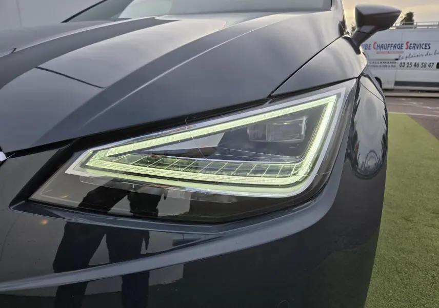 Gros plan sur le phare avant droit LED triangulaire de la SEAT IBIZA 2025 en bleu Fjord métallisé.