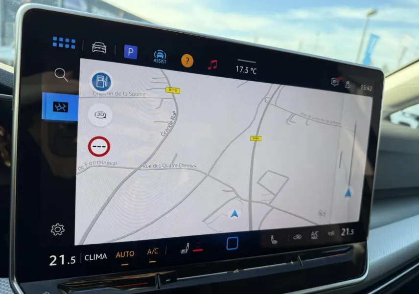 Écran tactile du système de navigation du Volkswagen Golf bleu Anémone, vue intérieure centrée sur l'infodivertissement.