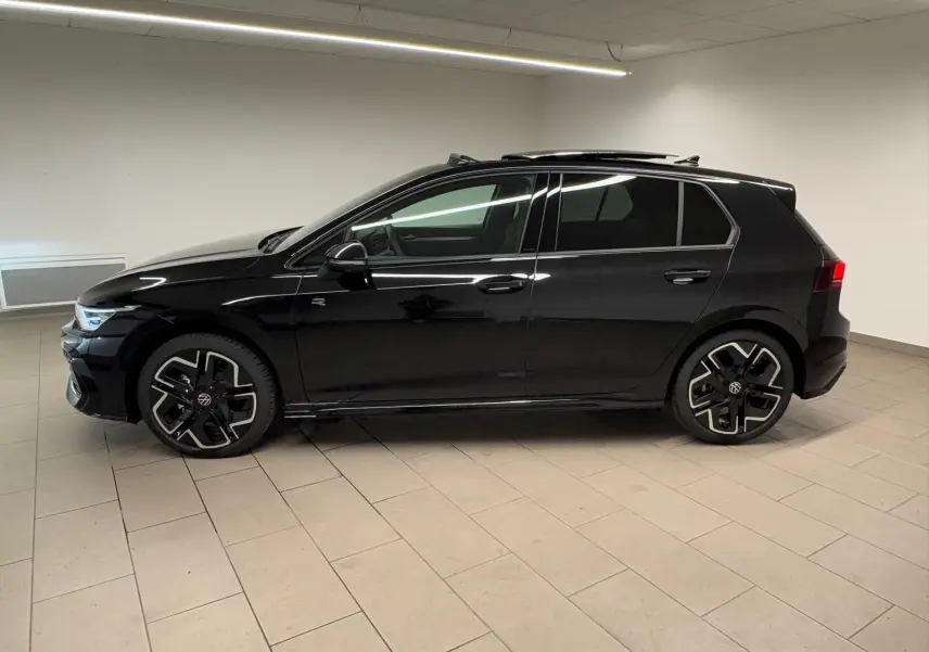 Vue de profil côté gauche d'une Volkswagen Golf 2.0 TDI R-Line noire Grenadille avec toit ouvrant panoramique.