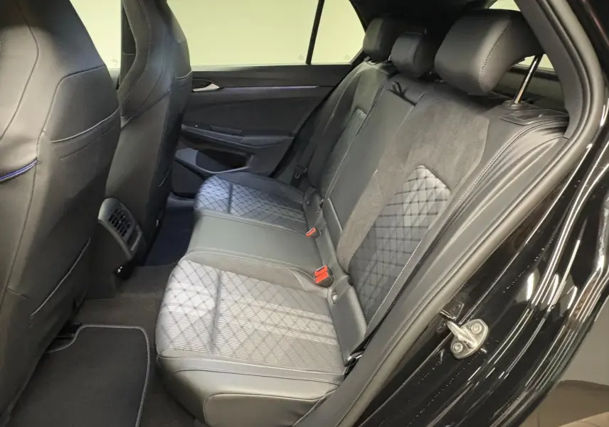 Vue côté droit de l'habitacle arrière de la Volkswagen Golf 2.0 TDI 150 DSG7 R-Line noir grenadille avec sièges en cuir et alcantara.