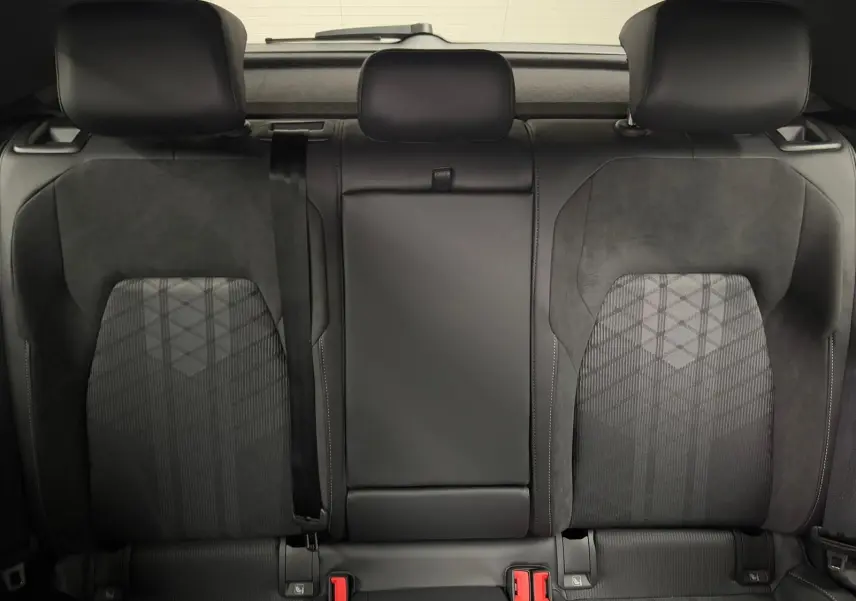 Vue intérieure arrière des sièges arrière en tissu et cuir noir de la Volkswagen Golf 2.0 TDI 150 DSG7 R-Line 2026.