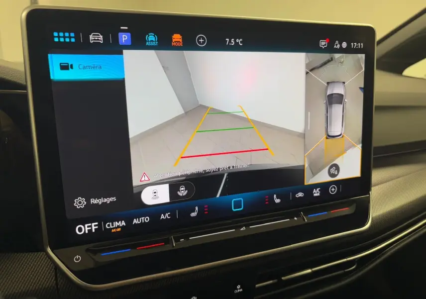 Écran central affichant la caméra 360° de la Volkswagen Golf 2.0 TDI 150 DSG7 R-Line, intérieur noir.