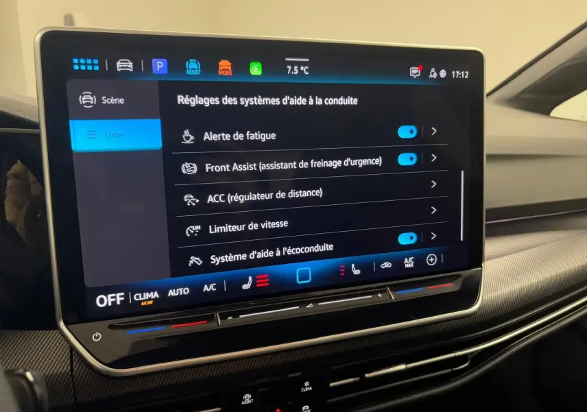 Écran tactile central affichant les réglages d’aide à la conduite dans l’habitacle moderne d’une Volkswagen Golf noir grenadille.