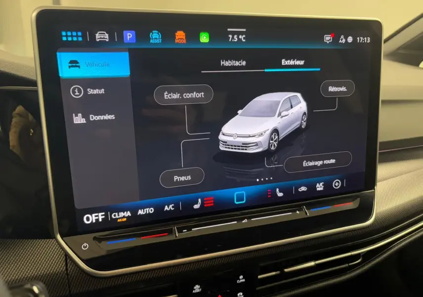 Écran tactile intérieur affichant les réglages extérieurs d'une Volkswagen Golf 2026, vue 3D blanche sur fond noir.