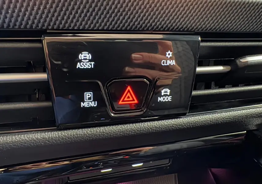 Gros plan sur les commandes centrales noires brillantes du tableau de bord de la Volkswagen Golf 2026.