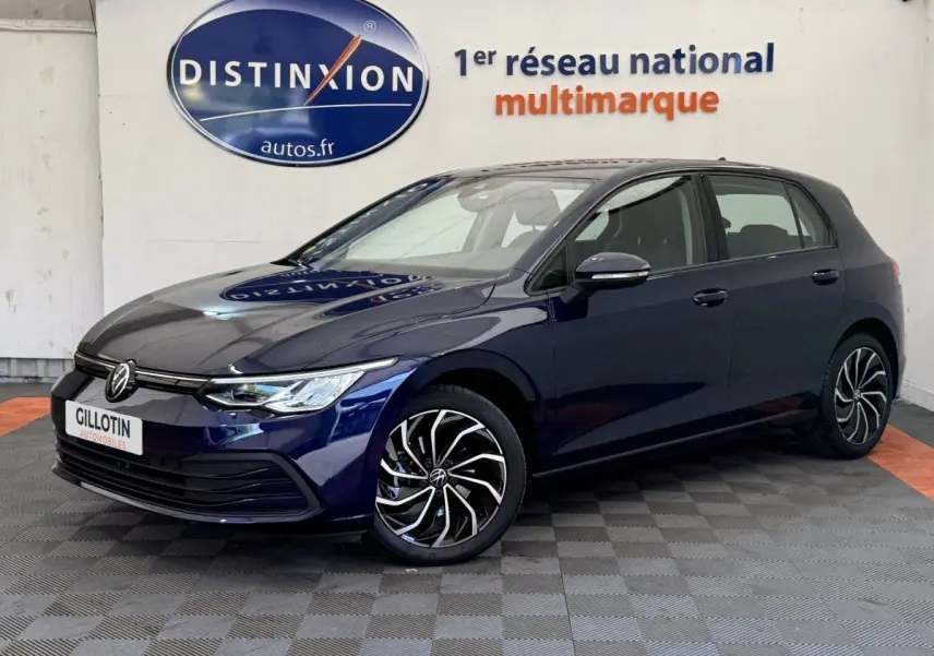 Volkswagen Golf bleu 2021 en 3/4 avant droit, avec jantes alliage distinctives et calandre moderne.