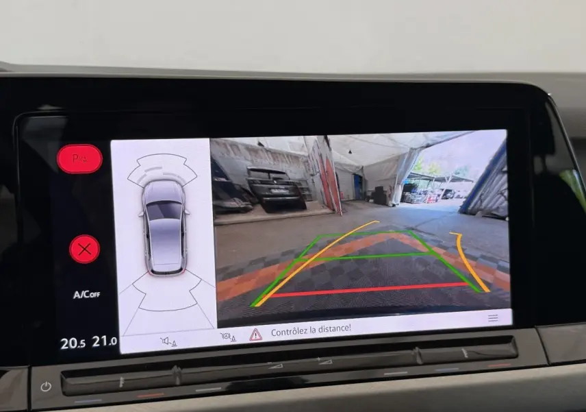 Écran multimédia de Volkswagen Golf bleu 2021 montrant la caméra de recul avec guidage de trajectoire.