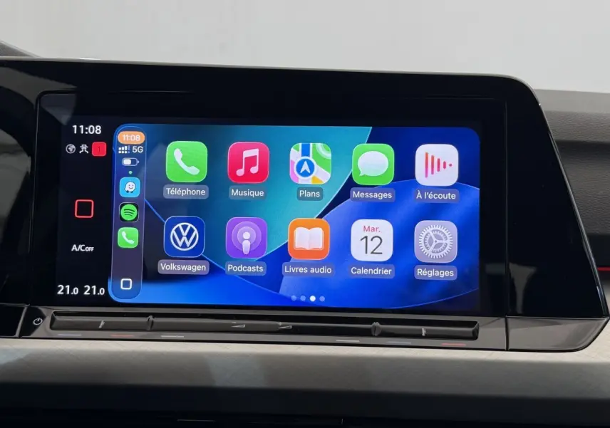 Écran tactile central de la Volkswagen Golf 2.0 TDI Life 2021 affichant les applications connectées.