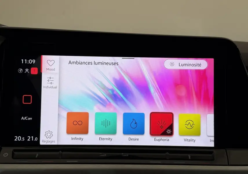 Écran tactile intérieur du Volkswagen Golf 2.0 TDI 2021 affichant les options d’ambiances lumineuses colorées.