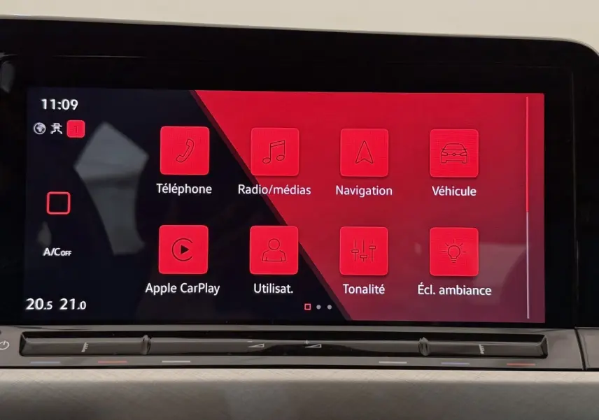 Écran tactile central de la Volkswagen Golf bleu 2021 affichant les menus téléphone, navigation et ambiance lumineuse.