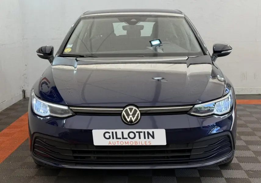 Vue avant d'une Volkswagen Golf 2.0 TDI bleu foncé avec phares LED allumés et calandre noire.