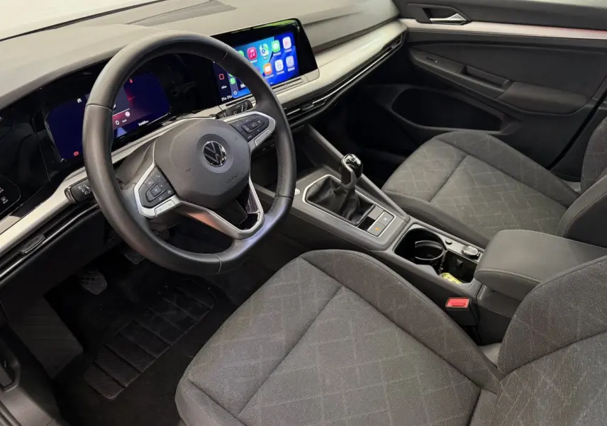 Vue intérieure côté conducteur de la Volkswagen Golf 2.0 TDI 2021 avec tableau de bord numérique et écran tactile couleur.