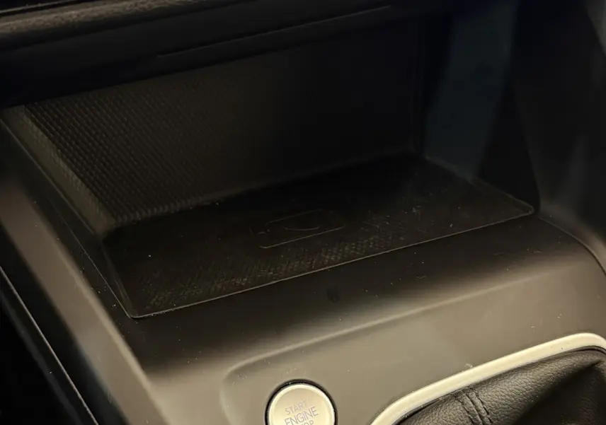 Gros plan sur la console centrale de la Volkswagen Golf 2.0 TDI Life 2021, avec bouton démarrage et zone de recharge induction.