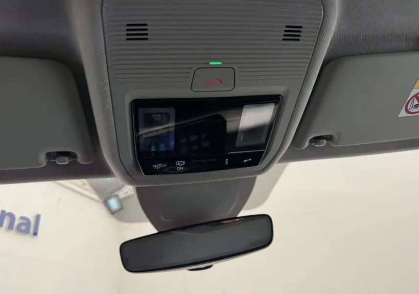 Vue intérieure du plafonnier gris avec bouton SOS et rétroviseur central d’une Volkswagen Golf 2.0 TDI 2021.