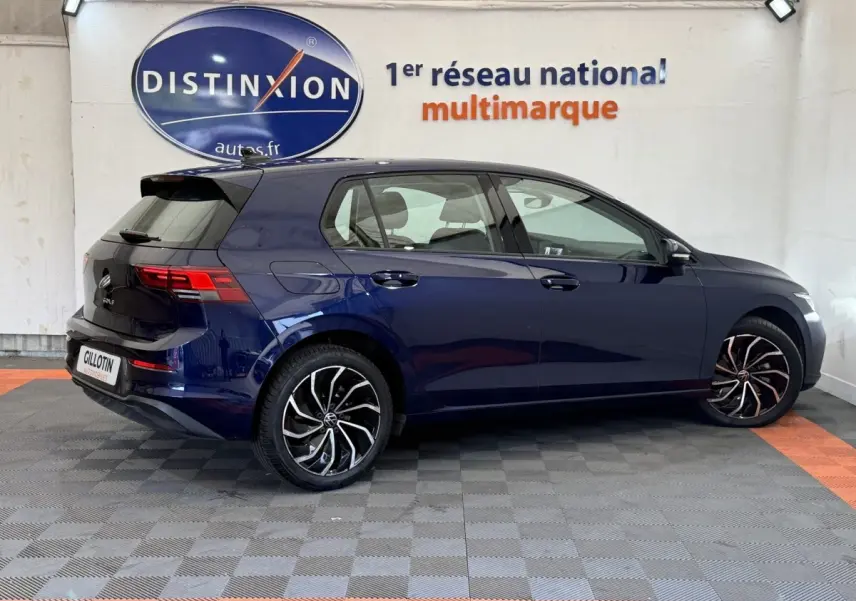 Vue latérale droite d'une Volkswagen Golf 2.0 TDI bleu foncé avec jantes alliage et feux arrière LED visibles.