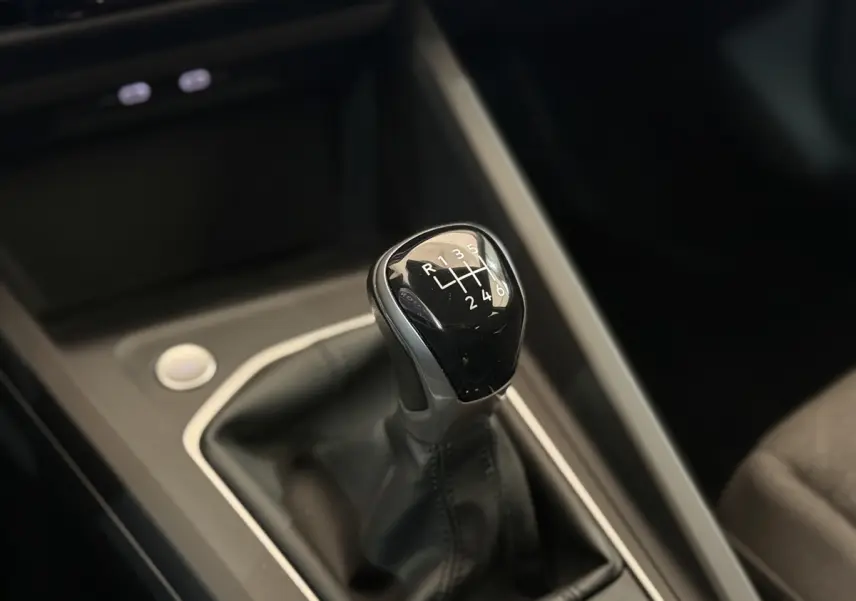 Le levier de vitesses manuel noir de la Volkswagen Golf 2.0 TDI 2021 vu en gros plan intérieur.