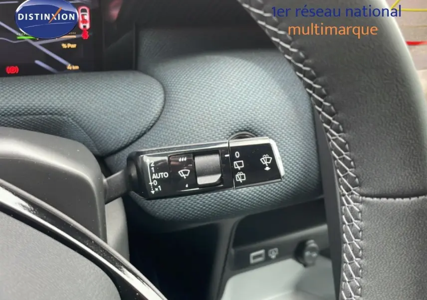 Gros plan sur la commande d’essuie-glace côté gauche du volant en cuir noir du Citroën C5 Aircross Vert Astoria 2026.