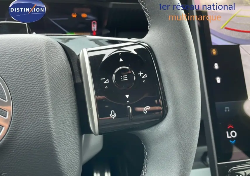 Gros plan sur les commandes au volant à droite du Citroën C5 Aircross 2026, intérieur cuir noir visible.