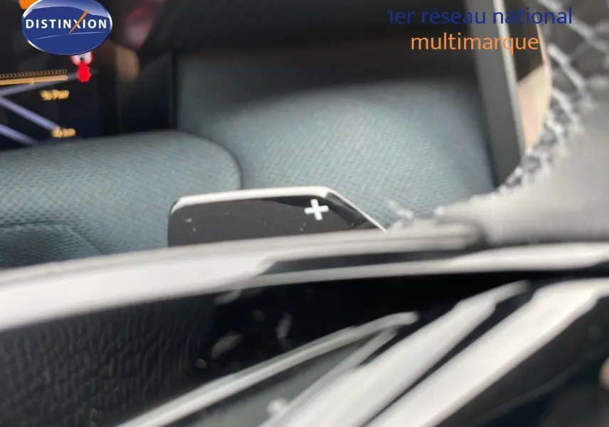 Vue intérieure rapprochée sur la palette de changement de vitesse + du Citroën C5 Aircross hybride 2026.