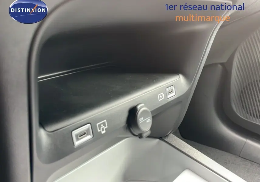 Gros plan sur la console centrale avec prises USB et prise 12V du Citroën C5 Aircross 1.2 Hybrid 145ch.