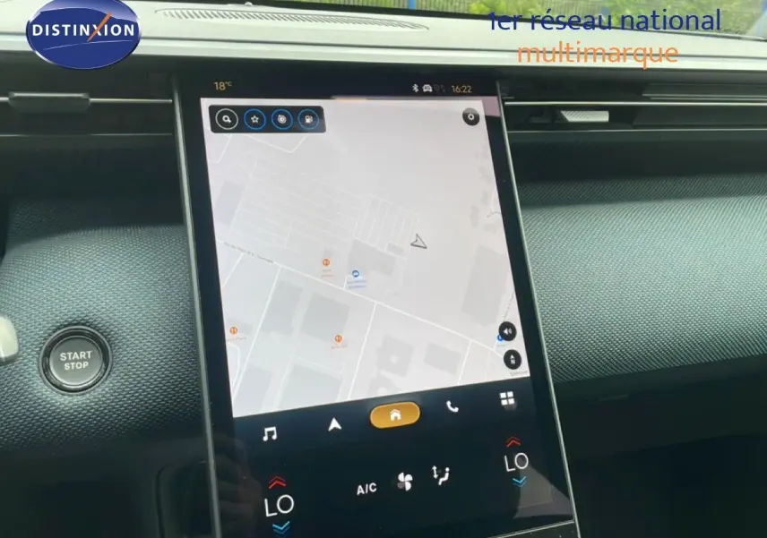 Vue rapprochée de l’écran tactile central du Citroën C5 Aircross 2026 avec navigation affichée, intérieur noir.