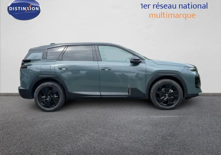 Profil latéral droit d’un Citroën C5 Aircross 2026 vert Astoria métallisé avec jantes noires et lignes modernes.