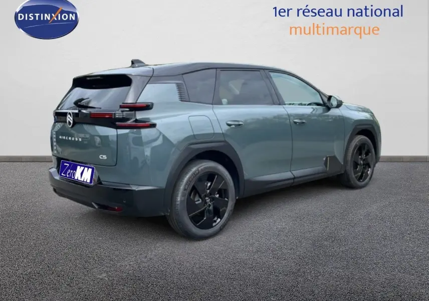 Vue 3/4 arrière droite d’un Citroën C5 Aircross 2026 vert Astoria métallisé avec jantes noires et toit noir contrasté.