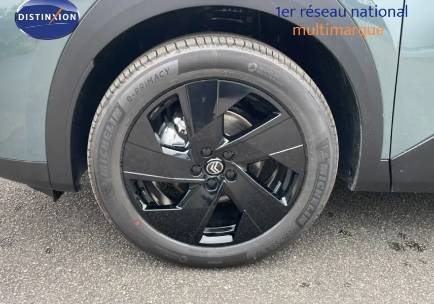 Gros plan sur la roue avant droite noire brillante du Citroën C5 Aircross 2026 vert Astoria Metal.