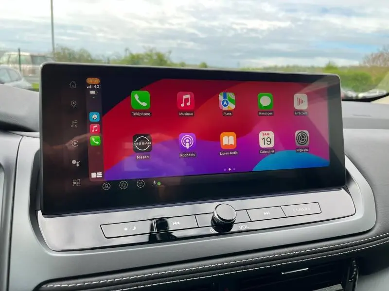 Écran tactile couleur du système multimédia du Nissan Qashqai e-POWER 2024, vue intérieure du tableau de bord.