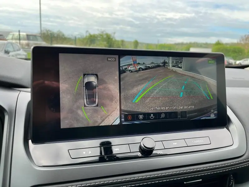 Écran tactile intérieur du Nissan Qashqai e-POWER 2024 montrant la caméra 360° et l'aide au stationnement en vue arrière.