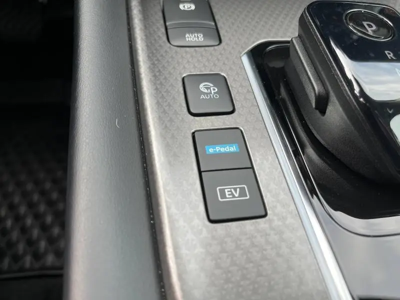 Gros plan sur les commandes e-Pedal et EV à côté du levier de vitesse du Nissan Qashqai e-POWER noir Kuro 2024.
